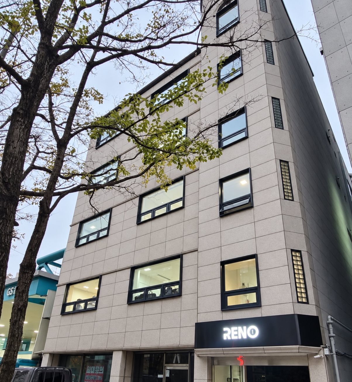 리노컴즈빌딩 외관 — 1층 RENO 간판